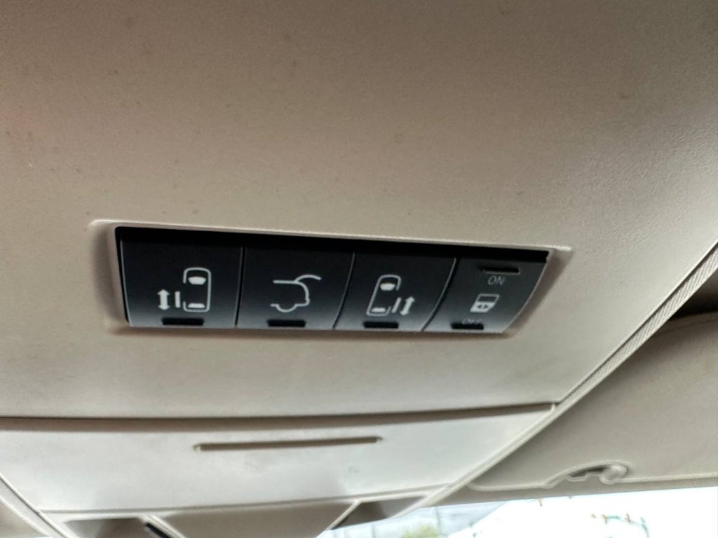2015 Chrysler Town & Country Image 32