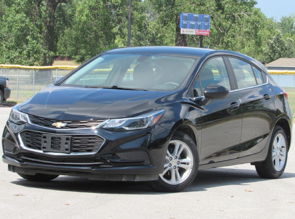 2018 Chevrolet Cruze Image 2