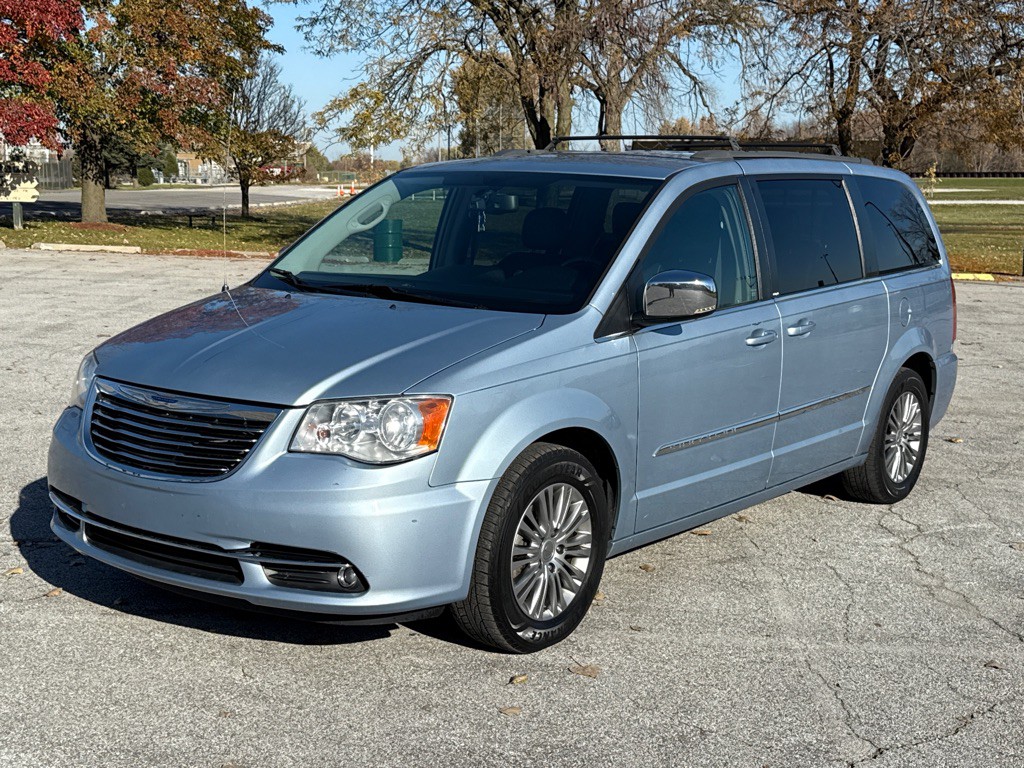2013 Chrysler Town & Country Image 1