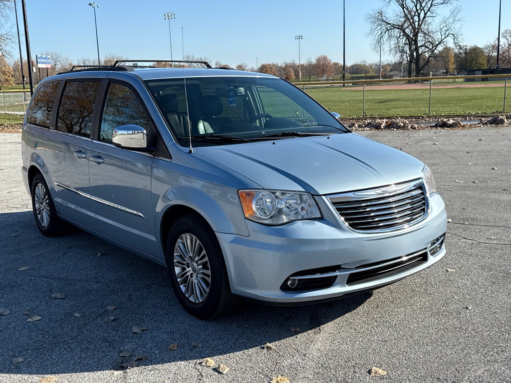 2013 Chrysler Town & Country Image 2
