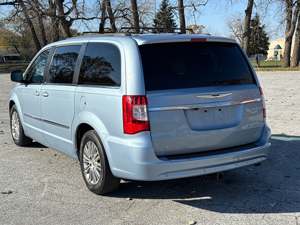 2013 Chrysler Town & Country Image 4