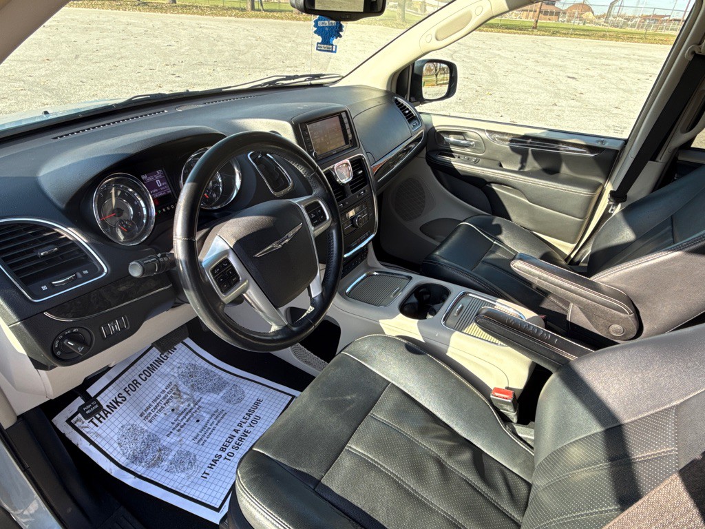 2013 Chrysler Town & Country Image 5