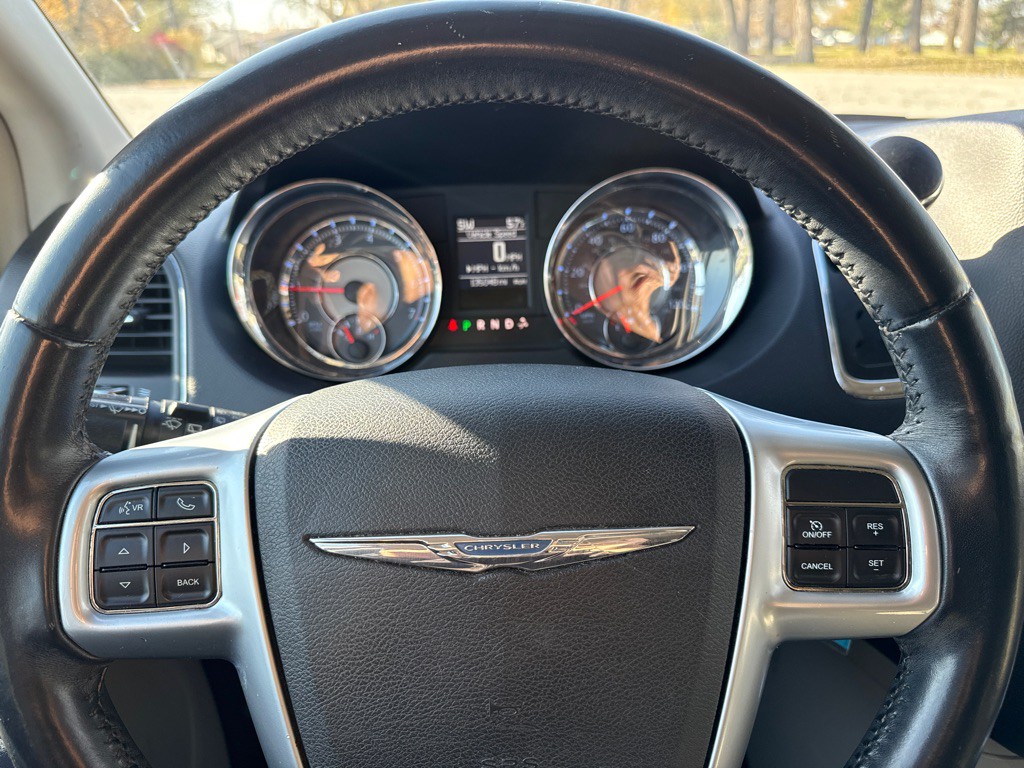 2013 Chrysler Town & Country Image 6