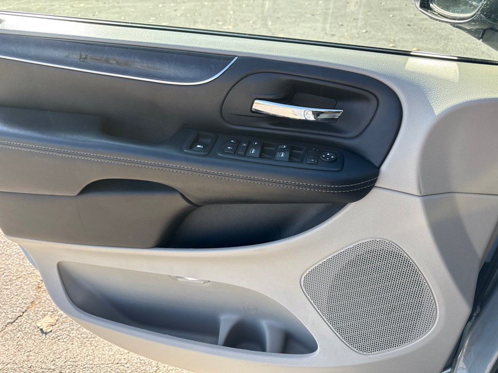 2013 Chrysler Town & Country Image 7