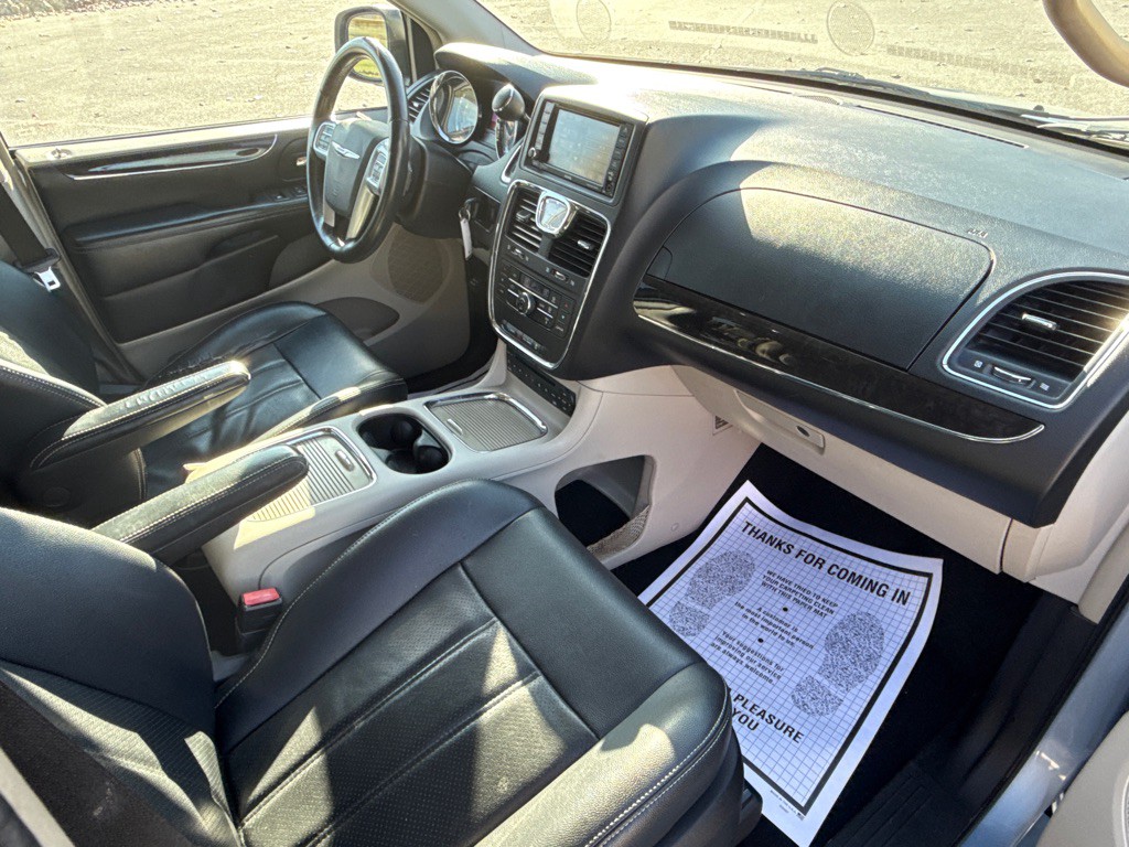 2013 Chrysler Town & Country Image 8