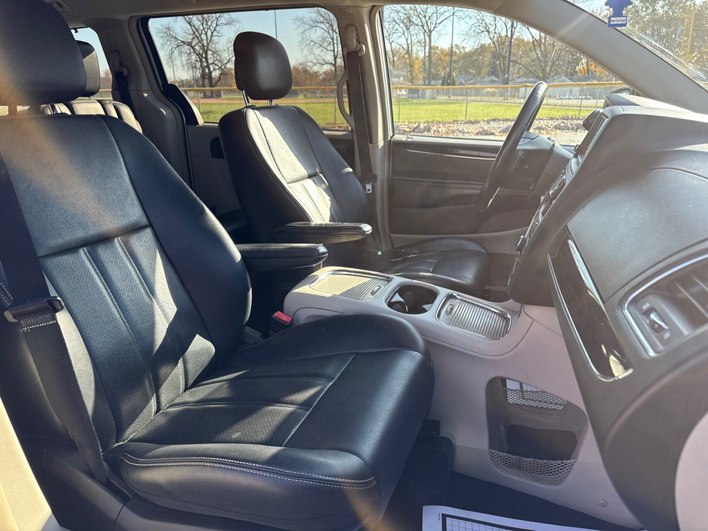 2013 Chrysler Town & Country Image 9