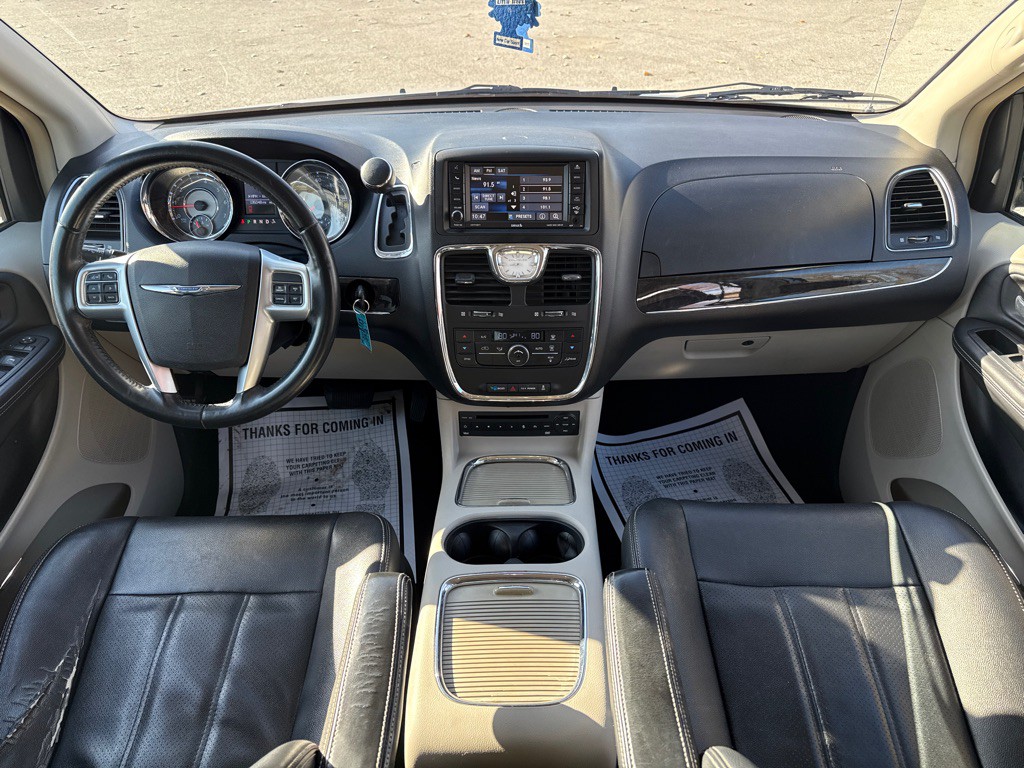 2013 Chrysler Town & Country Image 10