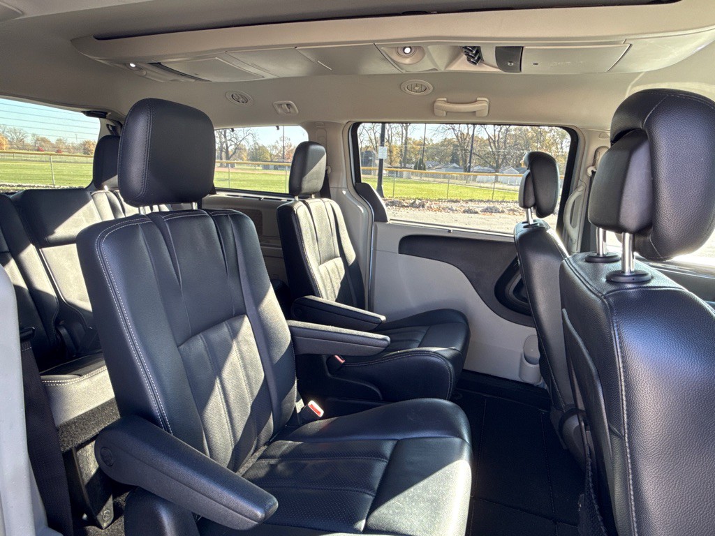2013 Chrysler Town & Country Image 11