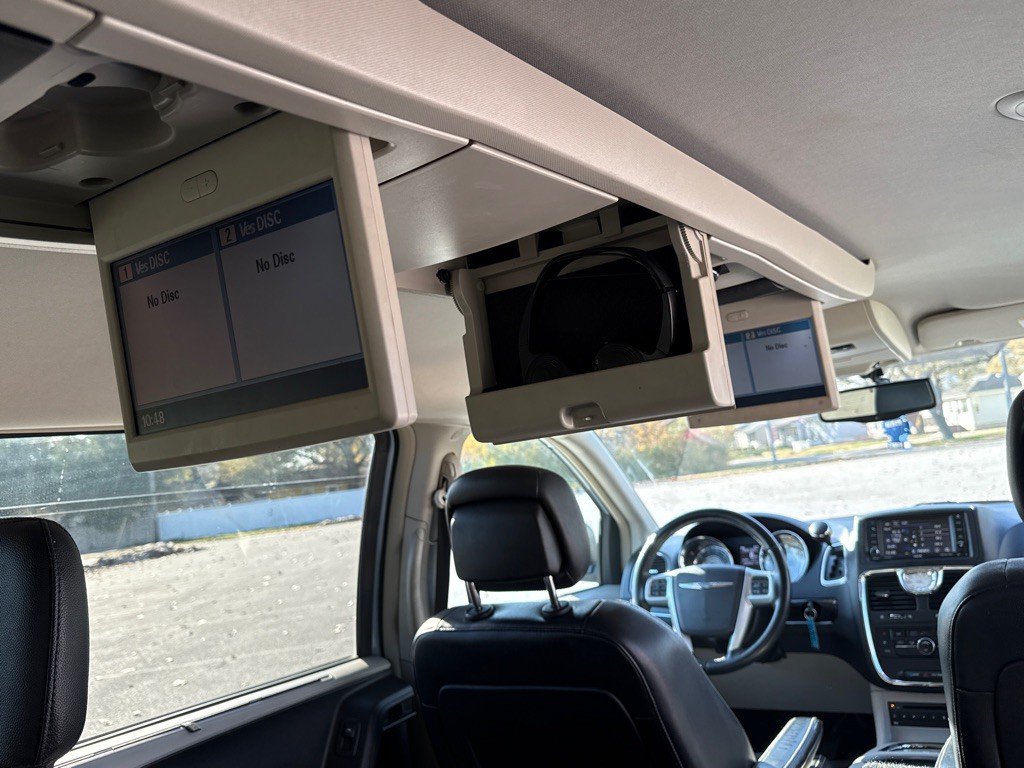 2013 Chrysler Town & Country Image 13