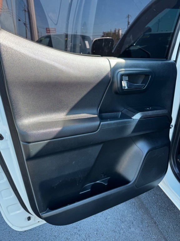 2016 Toyota Tacoma Image 17