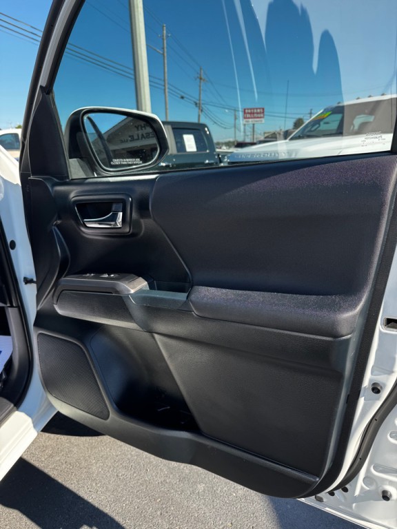 2016 Toyota Tacoma Image 21