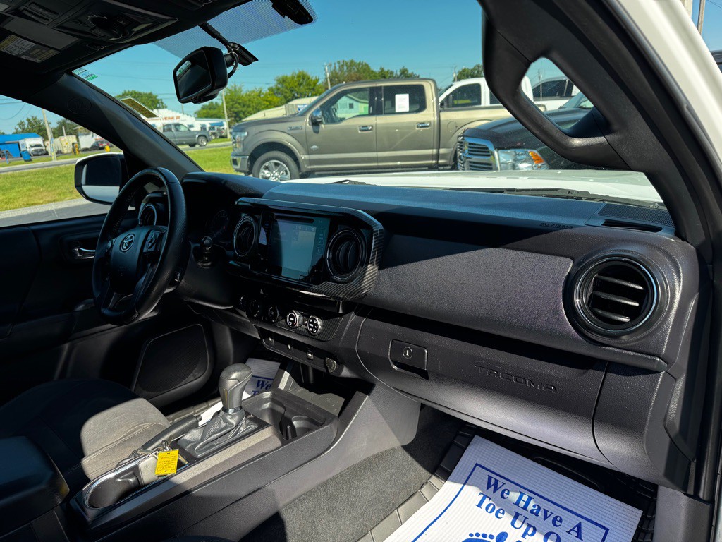 2016 Toyota Tacoma Image 22