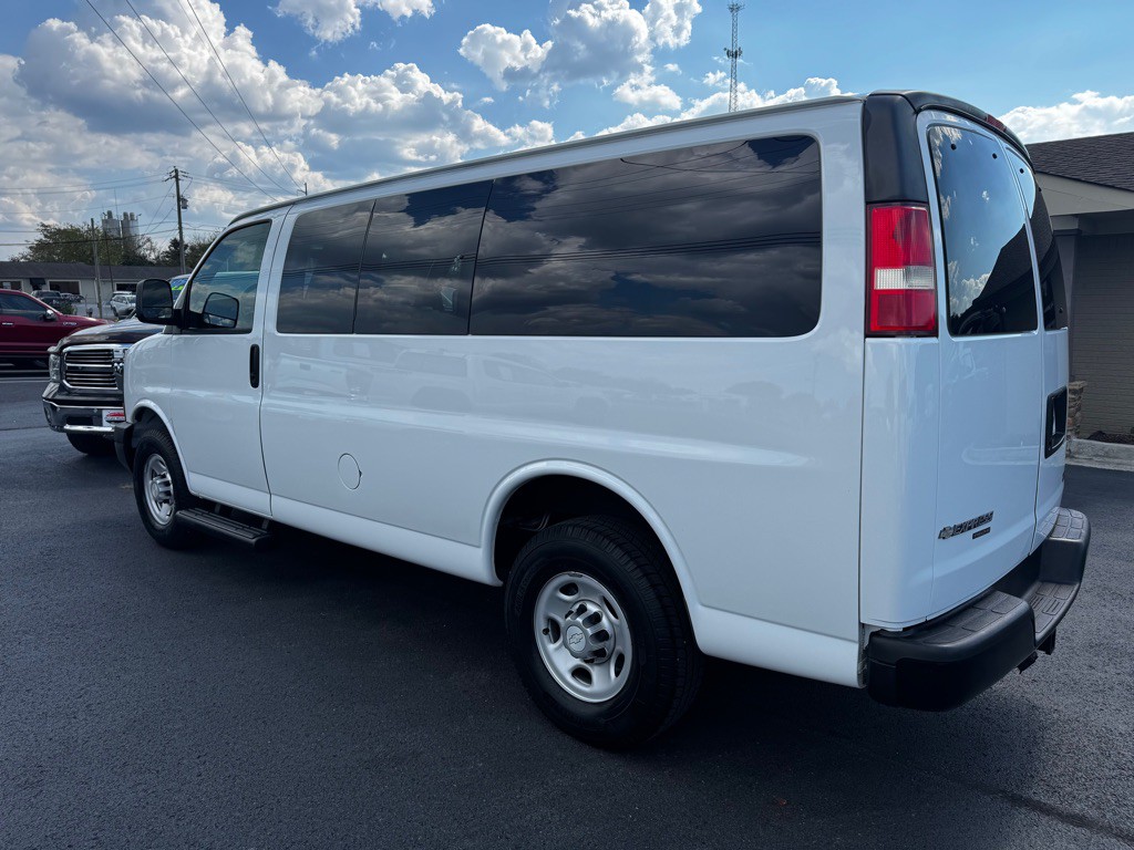 2015 Chevrolet Express Image 3
