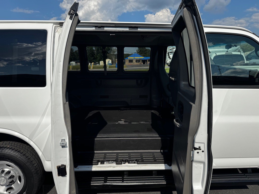 2015 Chevrolet Express Image 17