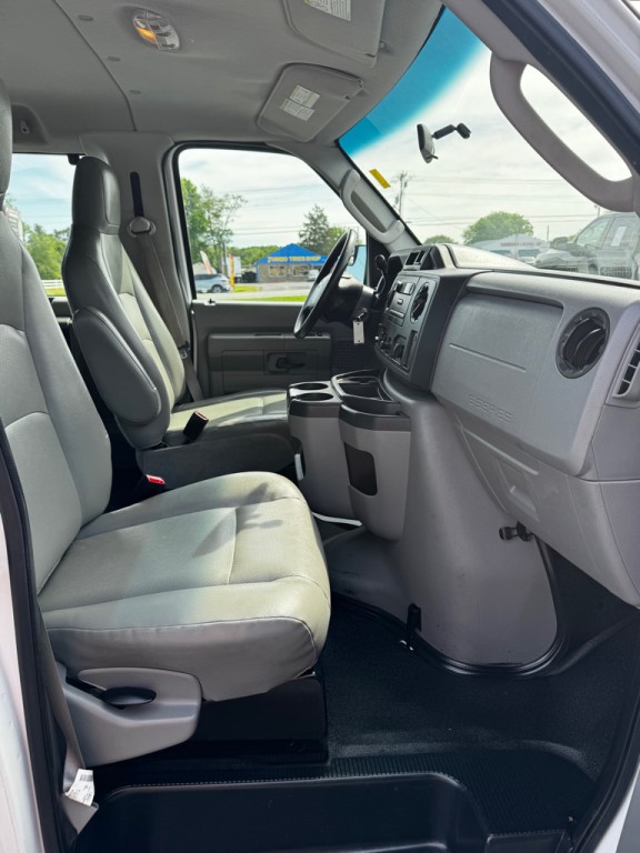 2011 Ford Econoline Image 22