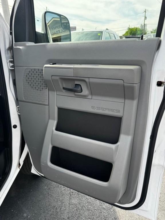 2011 Ford Econoline Image 25