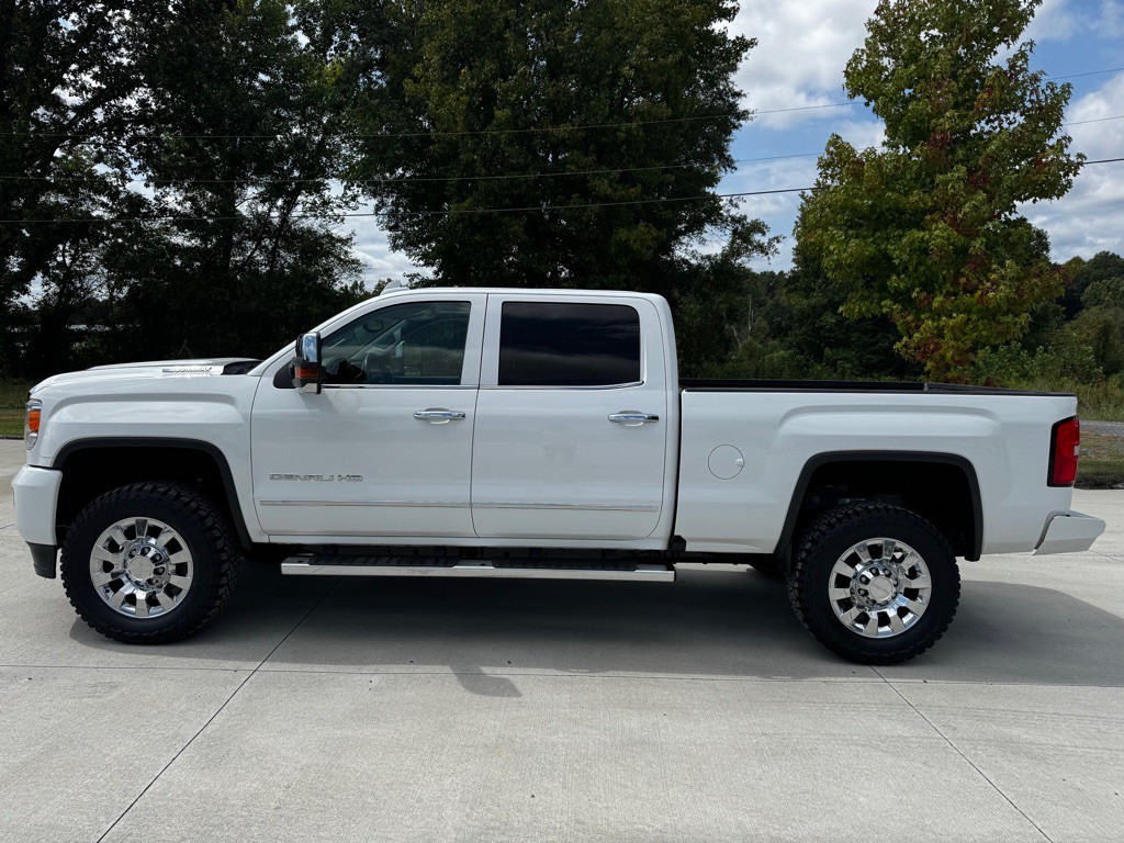 2017 GMC Sierra Image 2