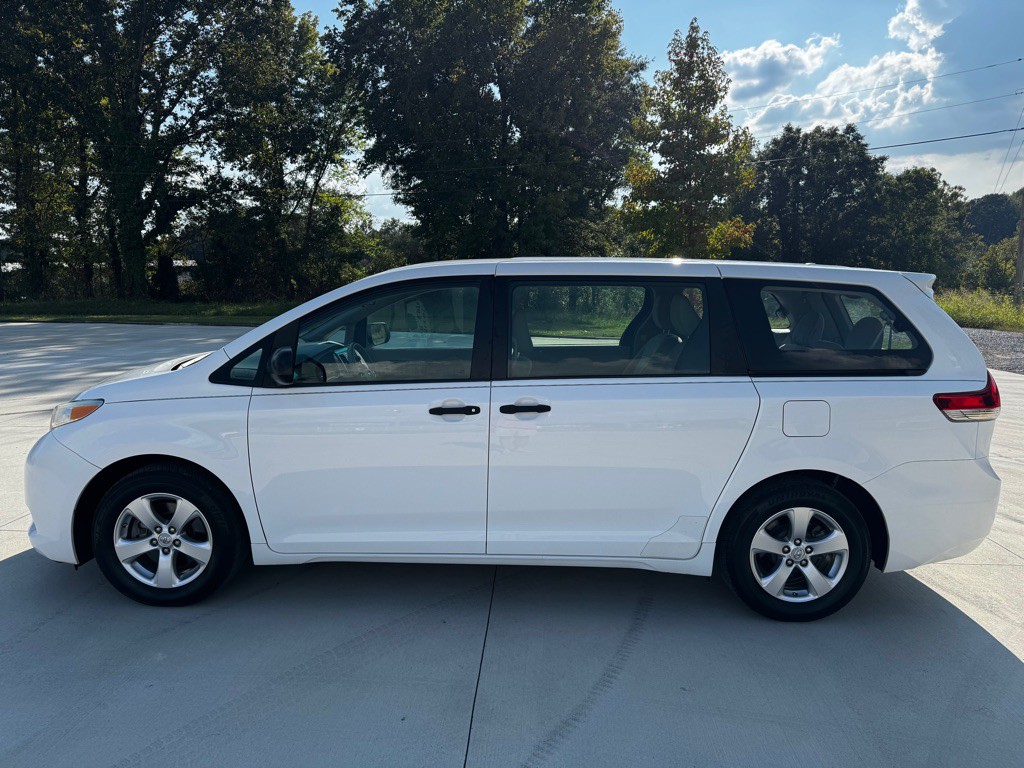 2013 Toyota Sienna Image 2