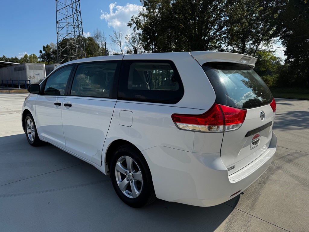 2013 Toyota Sienna Image 3