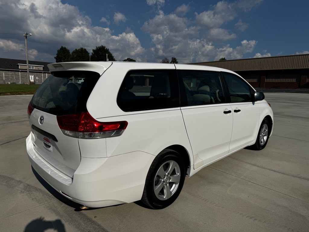 2013 Toyota Sienna Image 5