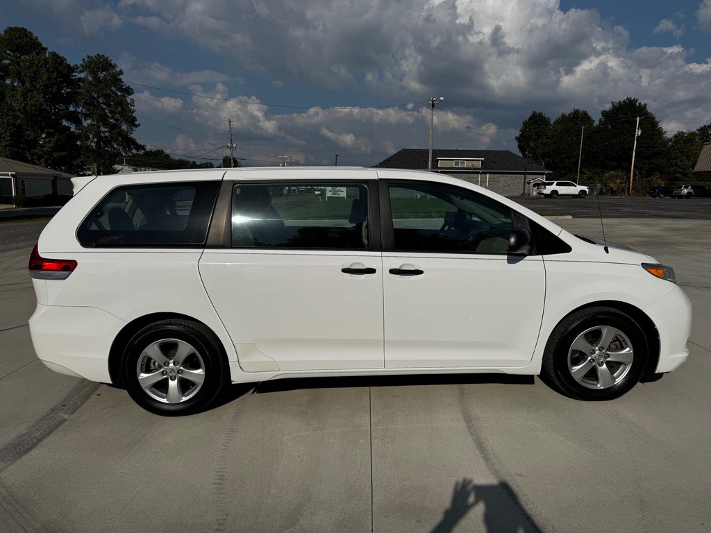 2013 Toyota Sienna Image 6