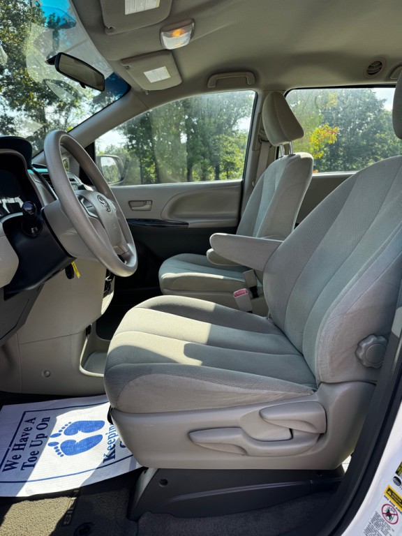 2013 Toyota Sienna Image 9