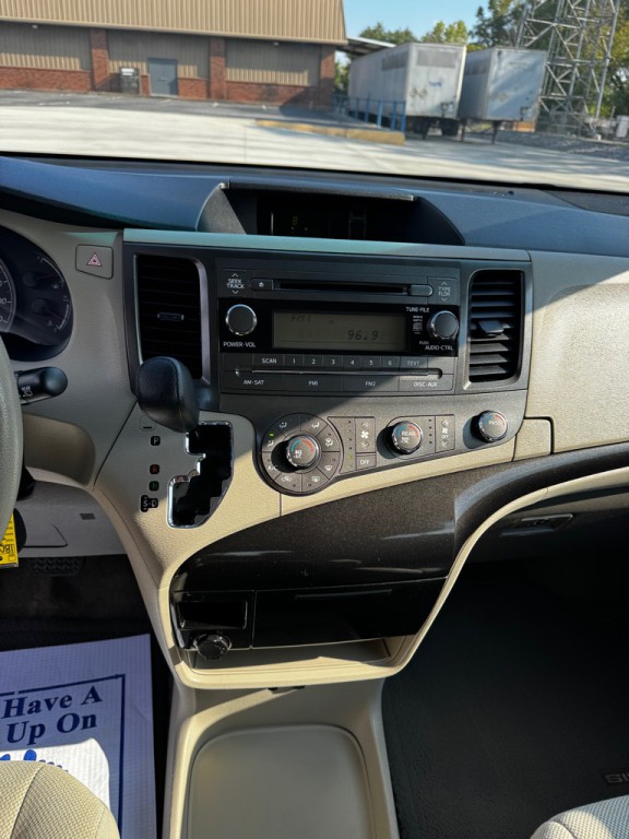 2013 Toyota Sienna Image 11