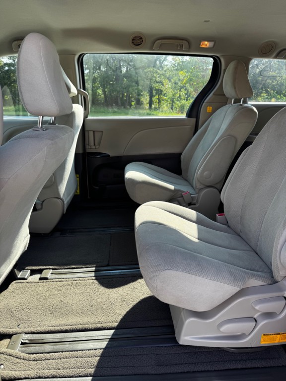 2013 Toyota Sienna Image 12