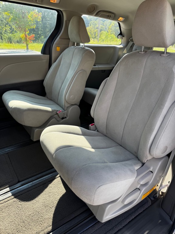 2013 Toyota Sienna Image 13