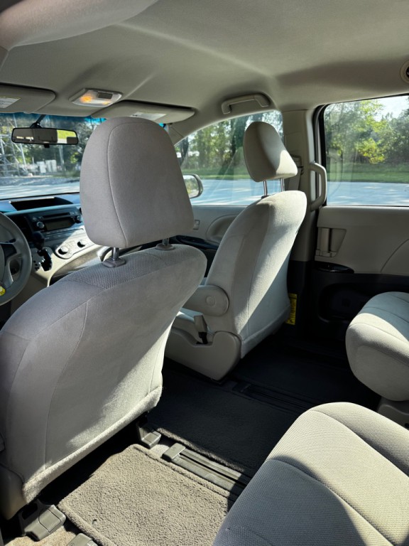 2013 Toyota Sienna Image 15
