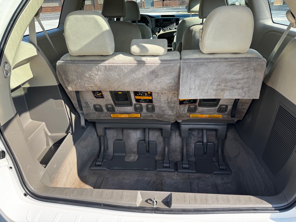 2013 Toyota Sienna Image 16