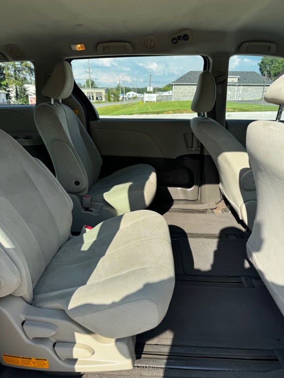 2013 Toyota Sienna Image 17