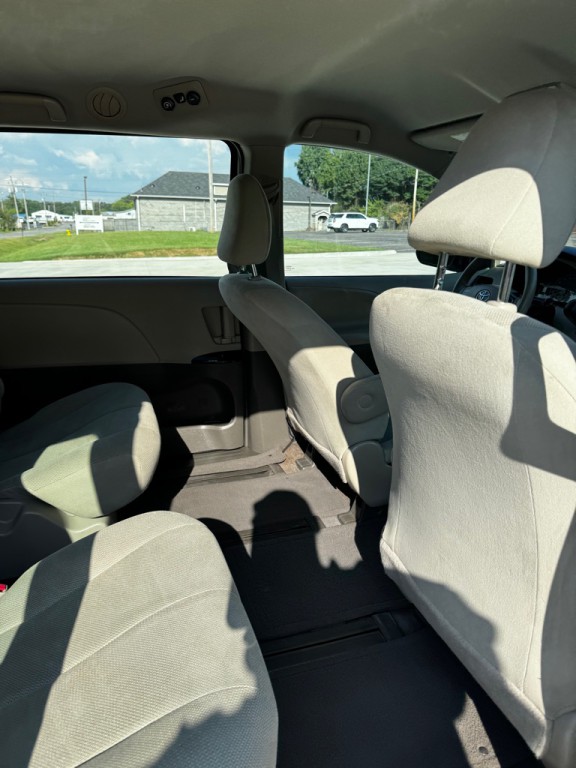 2013 Toyota Sienna Image 18
