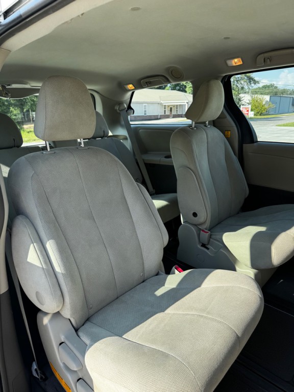 2013 Toyota Sienna Image 19