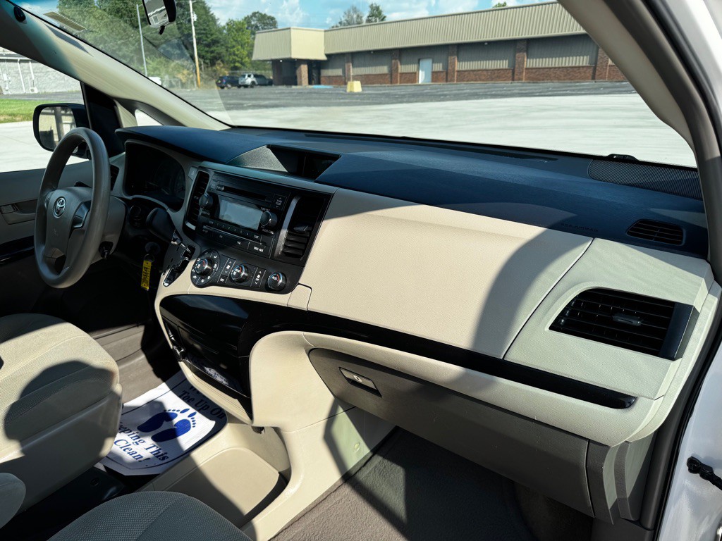 2013 Toyota Sienna Image 21