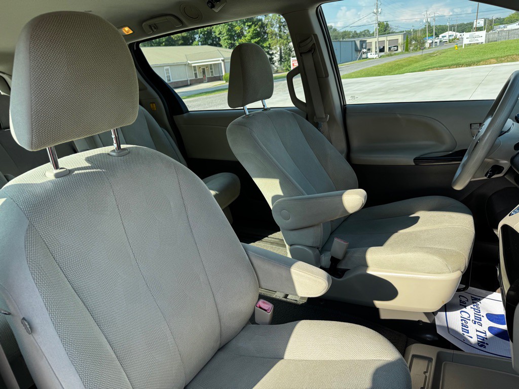 2013 Toyota Sienna Image 22