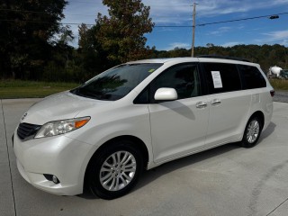 Image for 2017 Toyota Sienna XLE ID: 7706221