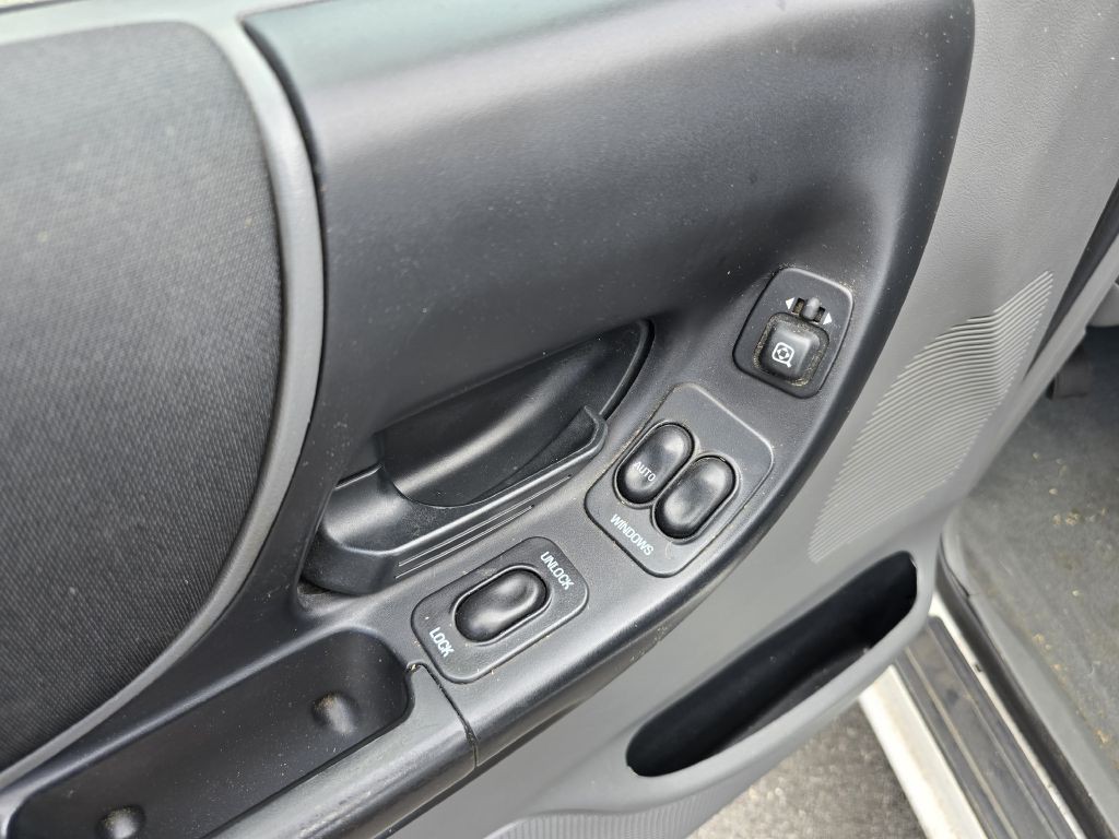 2004 Mazda B-Series Image 17