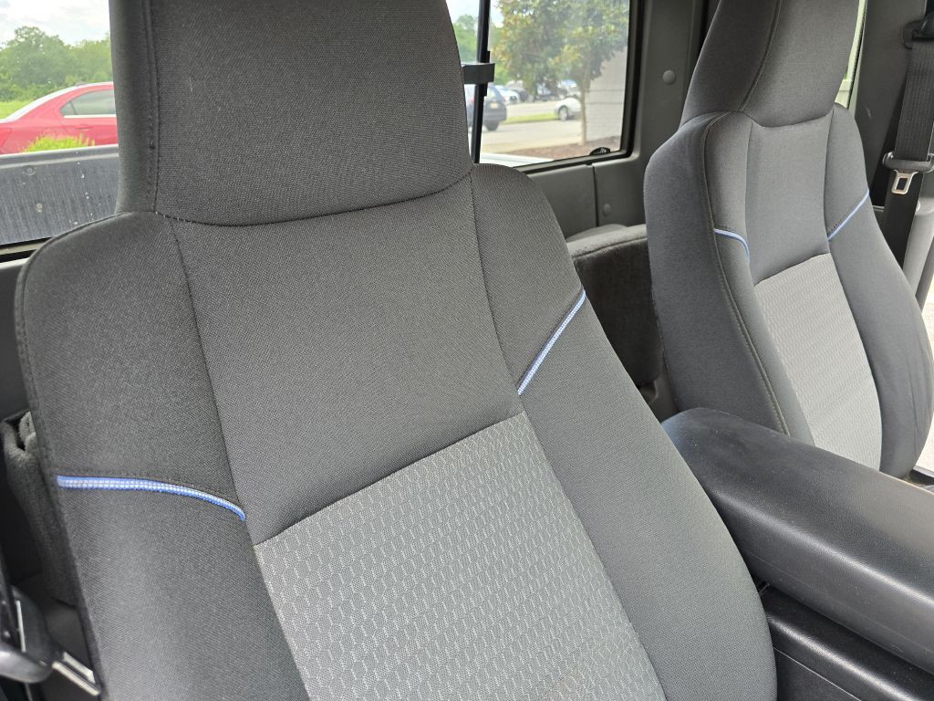 2004 Mazda B-Series Image 22