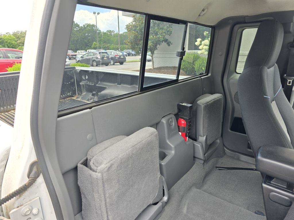 2004 Mazda B-Series Image 23