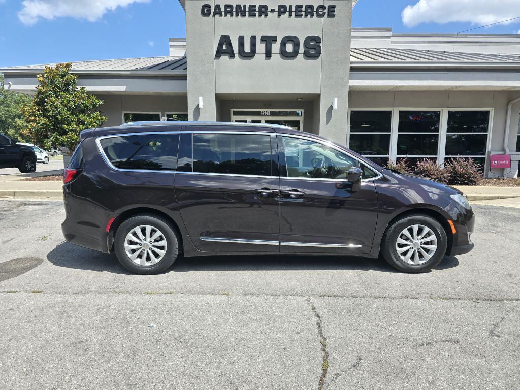 2018 Chrysler Pacifica Image 1