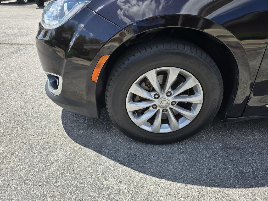 2018 Chrysler Pacifica Image 16