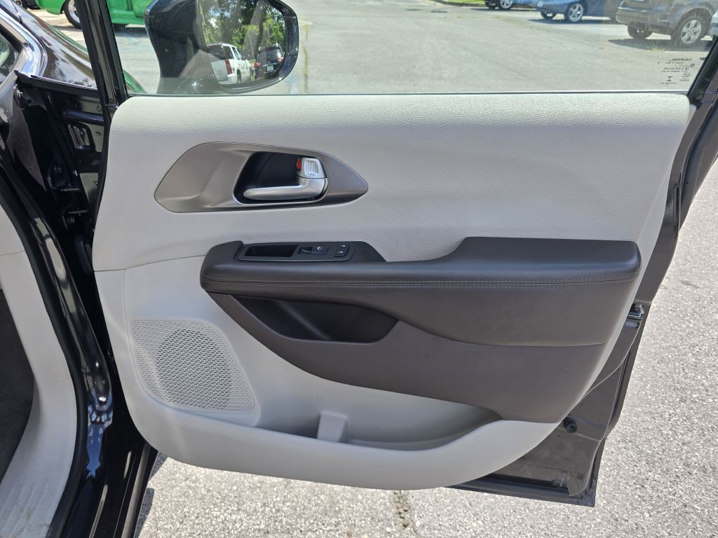 2018 Chrysler Pacifica Image 26