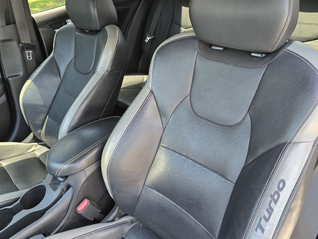 2016 Hyundai Veloster Image 21