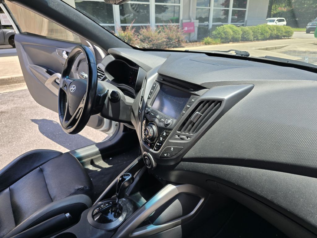 2016 Hyundai Veloster Image 24