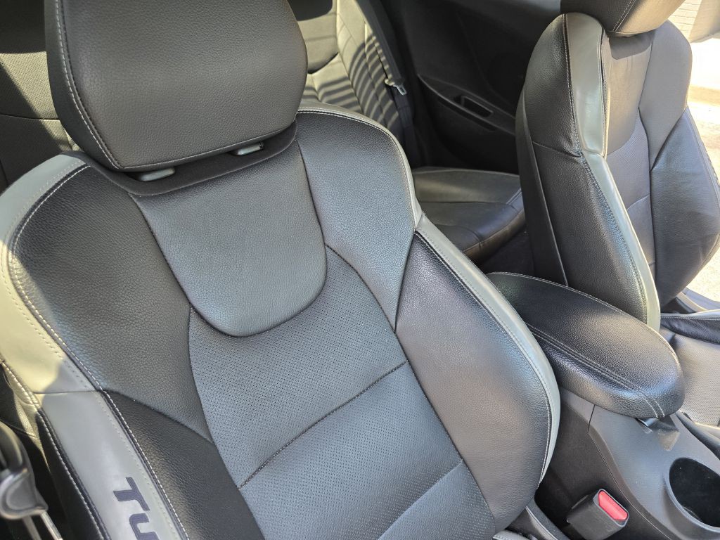 2016 Hyundai Veloster Image 25