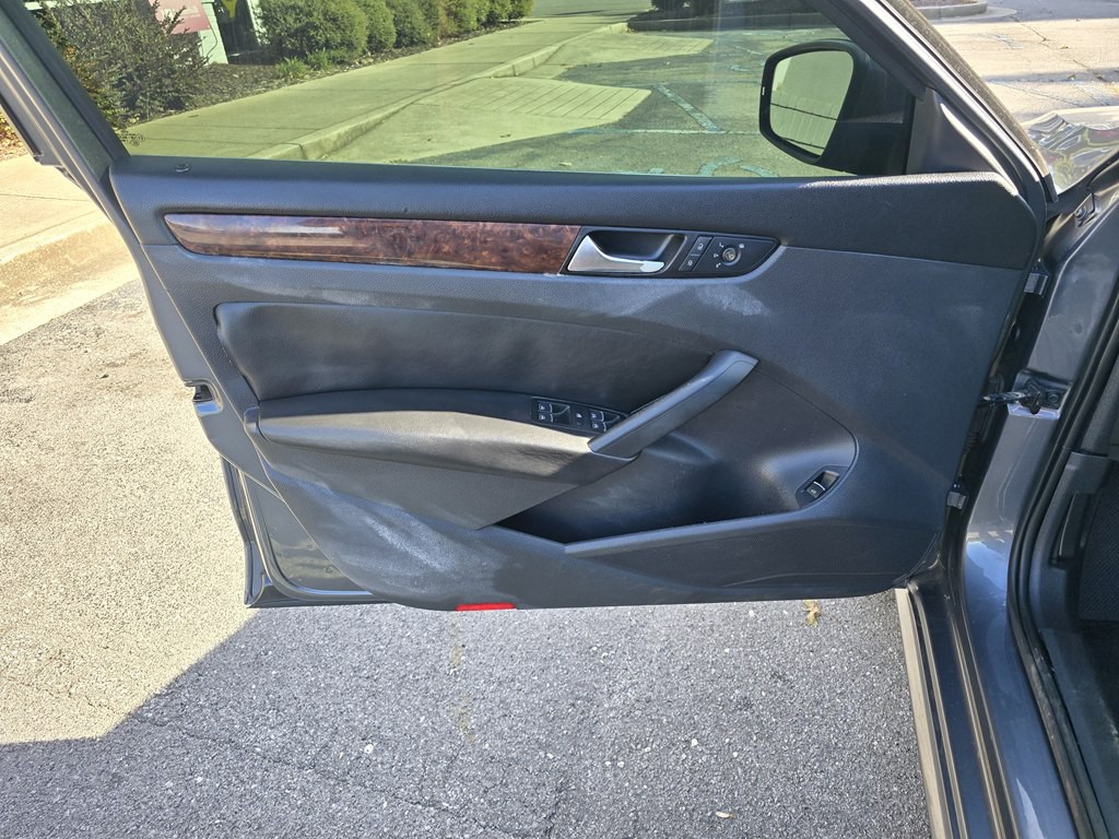 2013 Volkswagen Passat Image 12