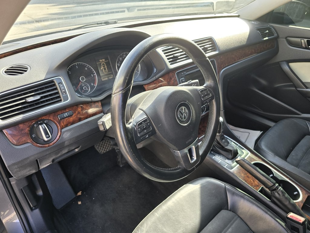 2013 Volkswagen Passat Image 14