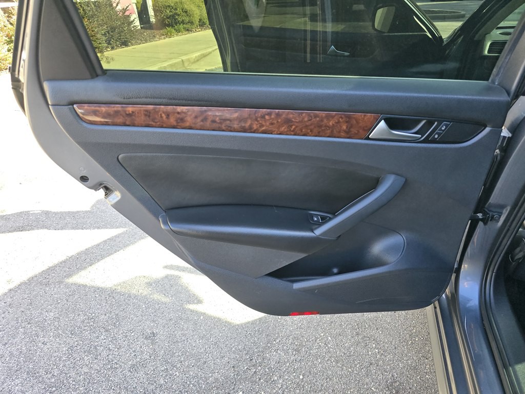 2013 Volkswagen Passat Image 17