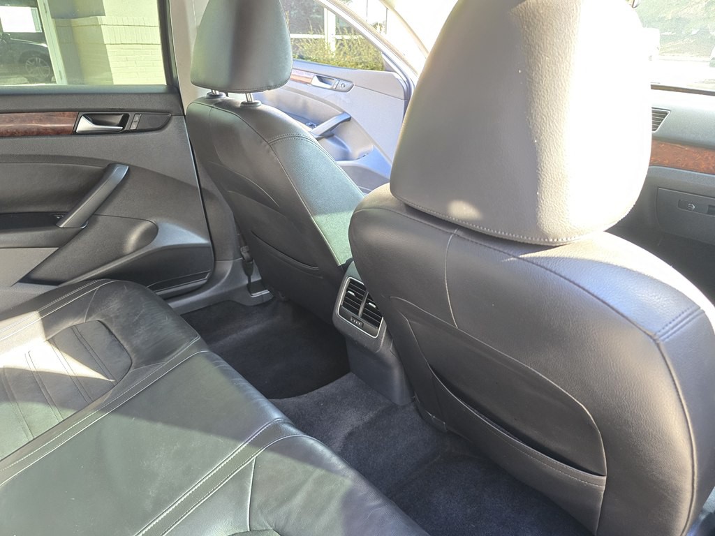 2013 Volkswagen Passat Image 19